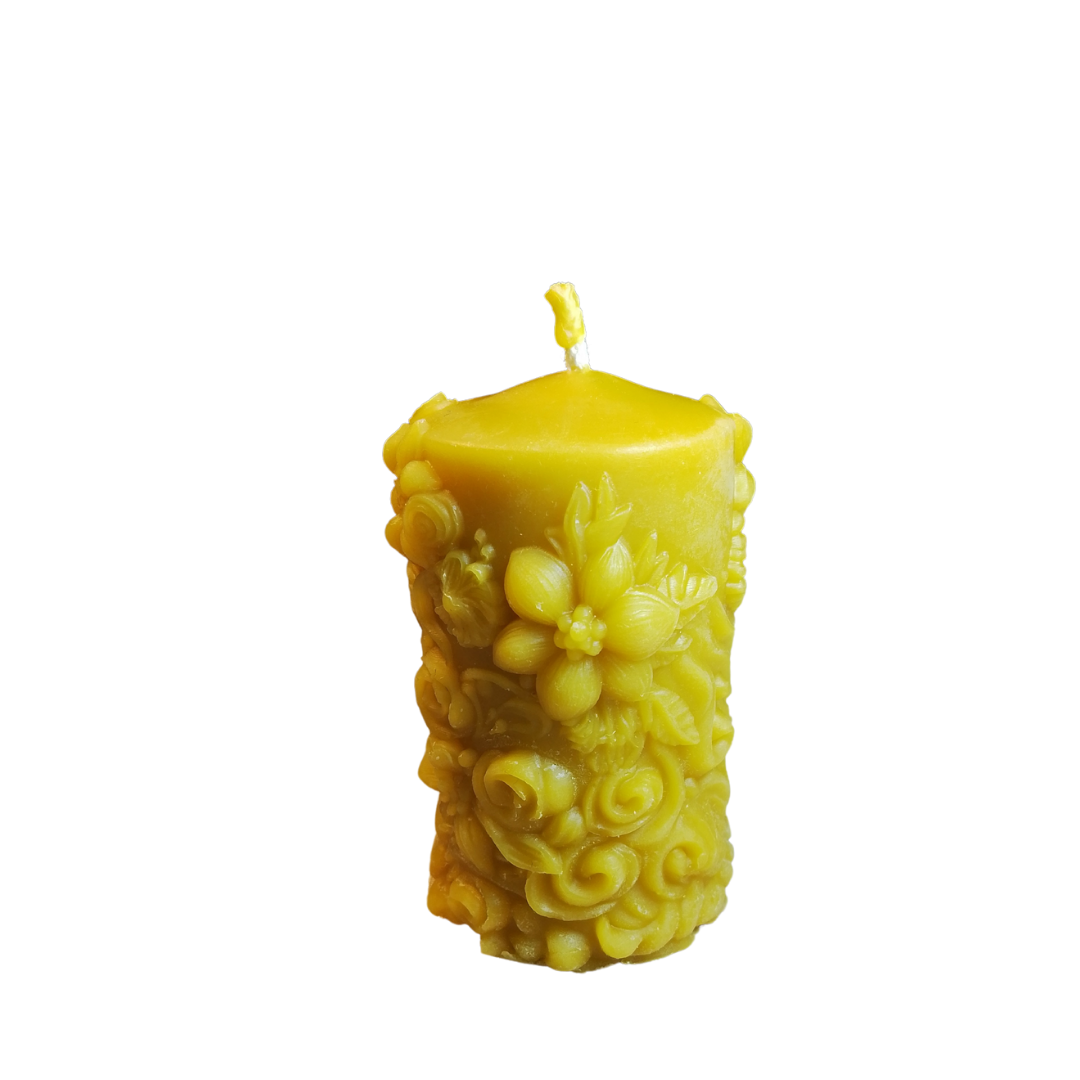 Świeca z wosku pszczelego: niski walec w drobne kwiaty 3D